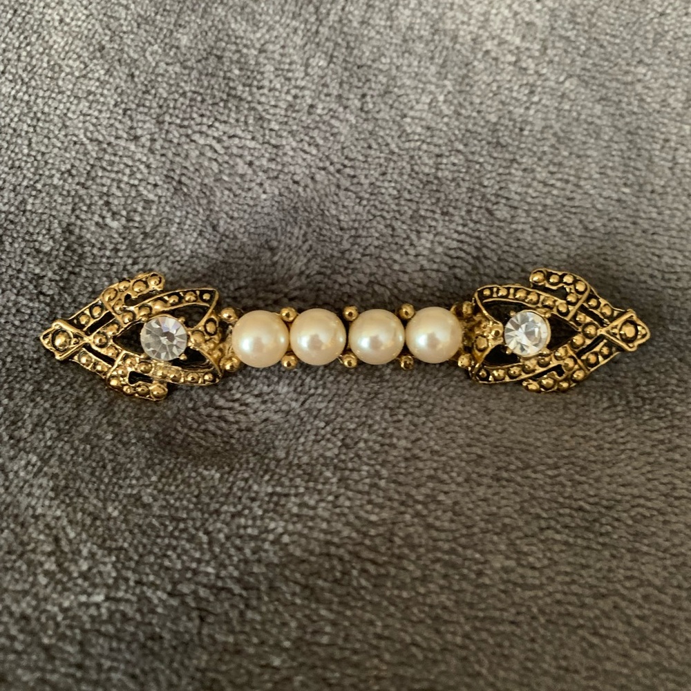 Broche with gold finish and imitation pearls and imitation diamonds